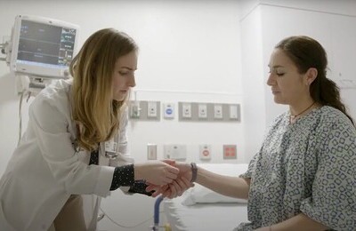 Кодирование Аквилонг в Окуловке Врач держит пациентку за руку