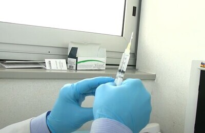 Проведение кодирования Вивитролом в Окуловке Шприц с Вивитролом в руках у врача